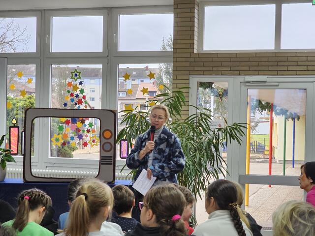 Brunhilde Fiege erklärte den Kindern, was Soroptimist International macht und dass der Servicelcub sich weltweit für Menschenrechte einsetzt | Foto: Gisela Böhmer