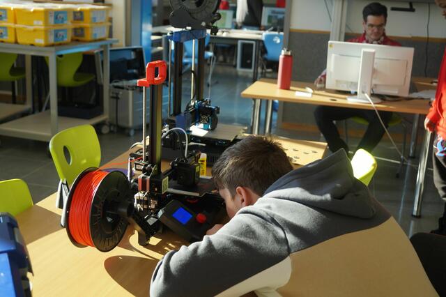 Die Arbeit am 3D-Drucker ist spannend! | Foto: ASRplus Winnweiler