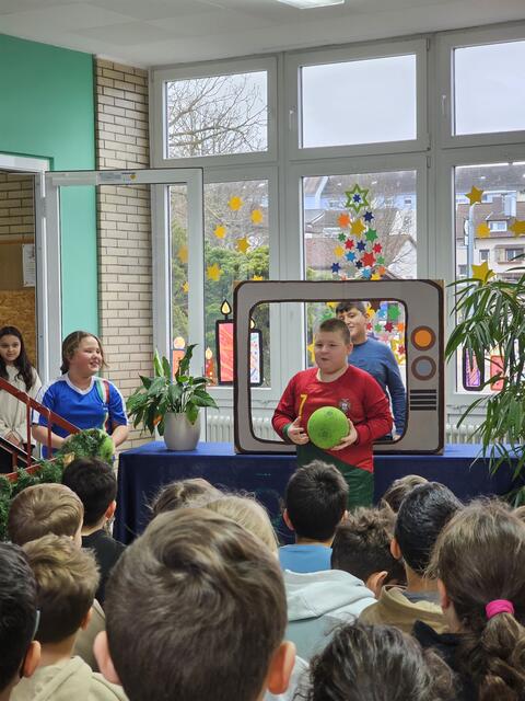 Mit einer richtigen Showeinlage wurden die Schüler der 3. und 4. Klasse unterhalten | Foto: Gisela Böhmer