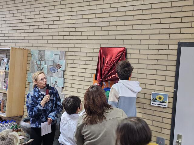 Feierlich wurde die Tafel in der Lessingschule enthüllt. Sie hängt gleich im Eingangsbereich, für alle sichtbar | Foto: Gisela Böhmer