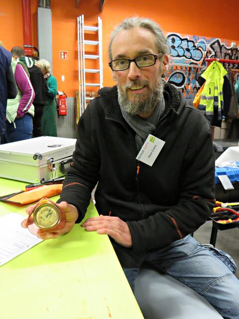 Mark Evers und der mechanische Wecker | Foto: Brigitte Melder
