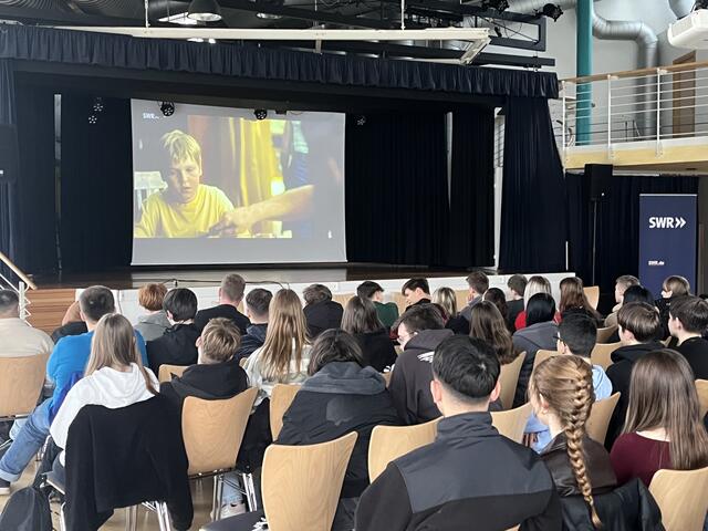 Die Schülerinnen und Schüler der Realschule plus und des Gymnasiums Winnweiler waren sichtlich von der Geschichte des jungen Lauterers Christian berührt. | Foto: ASRplus Winnweiler