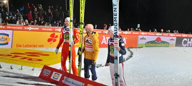 Die Sieger von Titisee - Neustadt Deschwanden (2.), Paschke (1.) und Tschofenig (3.)  | Foto: Reuschel ( moto - foto )