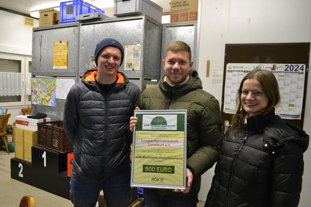 Von links: Lucas Bambach (Sportkreisjugendleiter), Dennis Stortz (Teamleiter AOK), Jana Guth (Sportwart LLG Landstuhl) | Foto: Peter Conrad (Sportjugend)