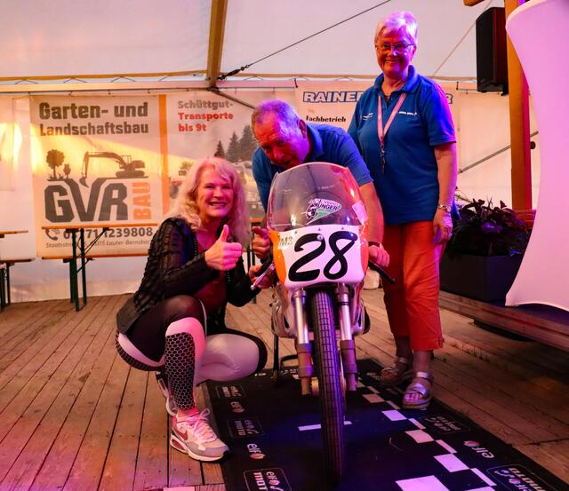 Inge Arends mit Rainer Pommer und seiner Frau Helga | Foto: Marcel Uhlmann