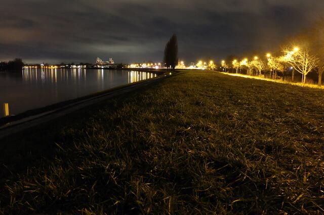 Eine Straße, die sehr hell erleuchtet ist - mitten in der Nacht | Foto: Gisela Böhmer