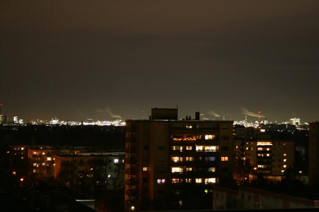 Dieses Bild zeigt eindrucksvoll wie hell die Industrie in der Nacht ist | Foto: Gisela Böhmer
