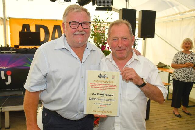 Uwe Stübner und Rainer Pommer (rechts) mit der Urkunde | Foto: Thorsten Horn