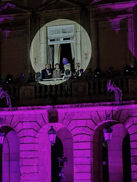 Auf dem Balkon des Rathauses v. l.n. r.: Bürgermeister Henry Lemoine, Stadtbürgermeister Mattia De Fazio, St. Nikolaus | Foto: Stadt