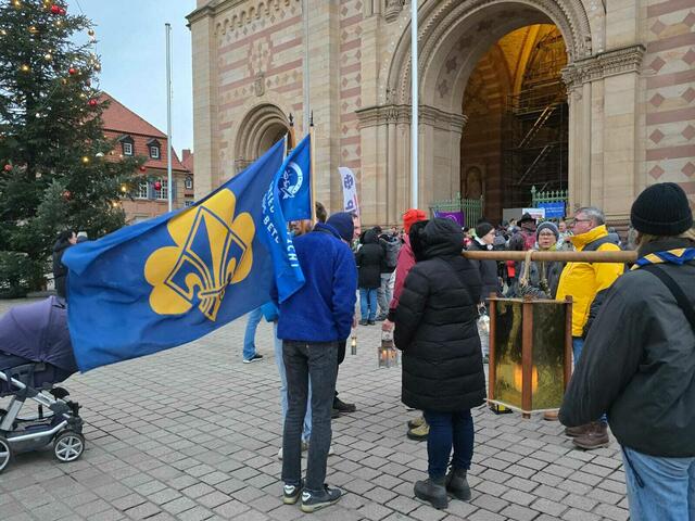 Die Pfadfinderinnen und Pfadfinder vor dem Dom | Foto: Berthold Müller