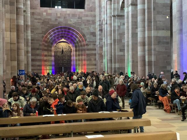 Die Reihen im Dom sind gefüllt und viele Friedenslichtfahrende müssen stehen | Foto: Peter Krietemeyer