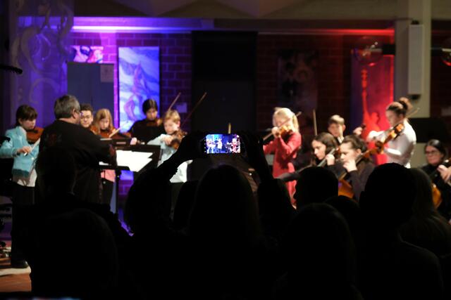 Zum Kerzenlichtkonzert der Kreismusikschule am Sonntag kamen zahlreiche Besucherinnen und Besucher in das Foyer der Kreisverwaltung SÜW. | Foto: KV SÜW