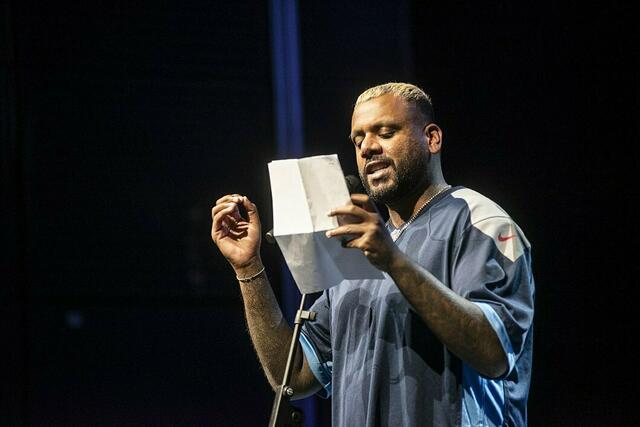 November 2024 in Landau: Der Poetry-Slam-Sieger begeisterte mit eindrucksvollen Worten und gewann den Titel | Foto: Dieckmann Fotodesign
