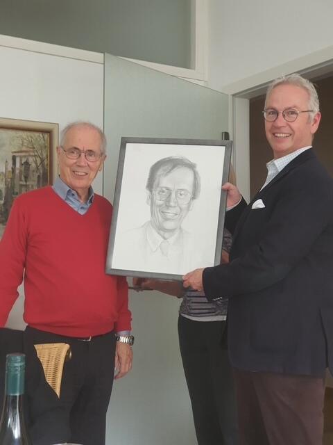 Manfred Schäfer an seinem 80. Geburtstag mit Landrat Rainer Guth  | Foto: Schäfer Alsenz 