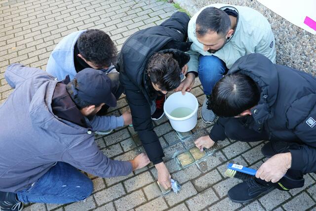 Januar 2024 in Landau: Beim Stolpersteinputzen wurde den Opfern des Nationalsozialismus gedacht – ein Zeichen gegen das Vergessen. Viele Menschen reinigten rund um den Holocaust-Gedenktag die Stolpersteine im Landauer Stadtgebiet – auch die Bewohner der Flüchtlingsunterkunft | Foto: Stadt Landau