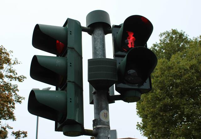 Das stehende Ampelmännchen steht mit einem Bein auf dem Fußball | Foto: Monika Klein