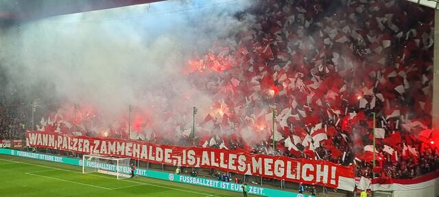 Alte Betze-Weisheit und Zitat von FCK-Ehrenpräsident Norbert Thines: "Wann Pälzer zammehalde, is alles meglich! “ - vielleicht auch im Finale? | Foto: Jens Vollmer