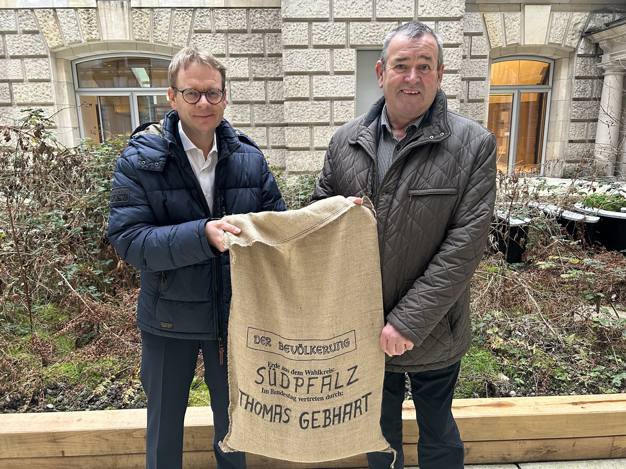 Weinbergs- und Ackererde aus der Südpfalz wird Teil eines Kunstwerks im ...