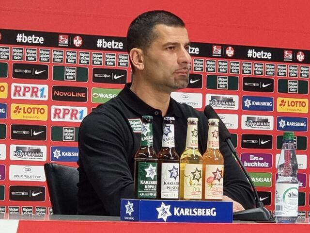 Dimitrios Grammozis sichtlich angefressen: Die Niederlage gegen Paderborn führte letztendlich zu seiner Entlassung | Foto: Jens Vollmer