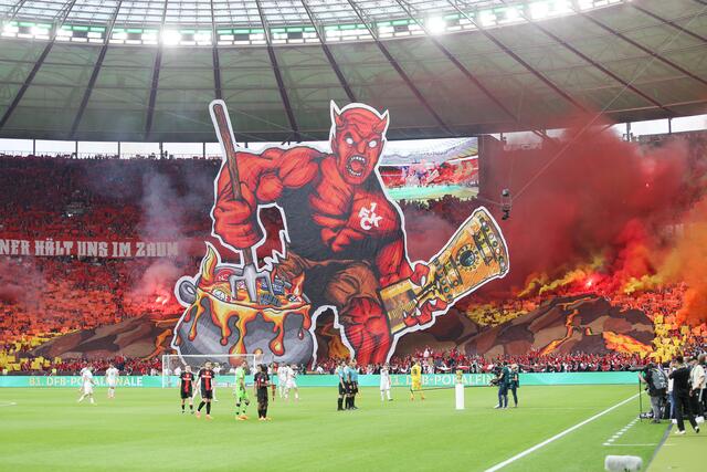 Die Fans des FCK präsentierten in Berlin die beste Choreografie in der Geschichte des DFB-Pokalendspiels, beeindruckend auch die stimmgewaltige Unterstützung der Lautrer Anhänger  | Foto: Thomas Hilmes