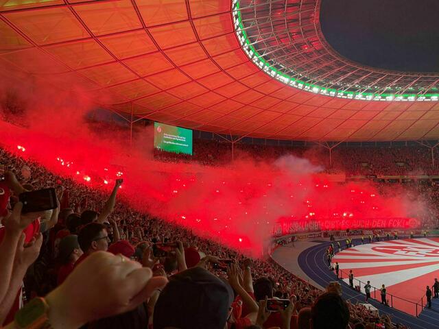 Pyrotechnik zu Beginn der zweiten Halbzeit  | Foto: Katharina Schmitt