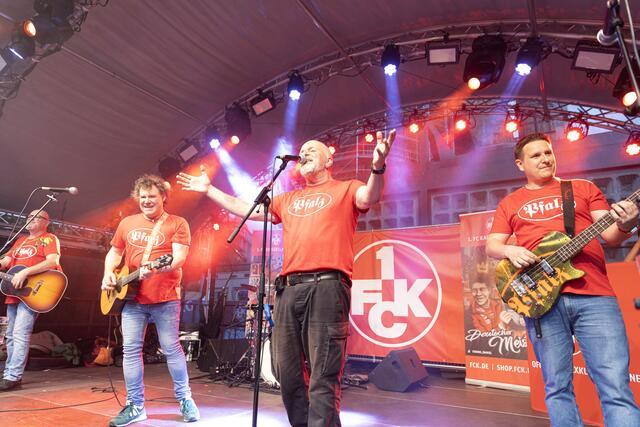 "Die "anonyme Giddarischde" geben auf dem Breitscheidplatz das Palzlied zum Besten | Foto: Jens Vollmer