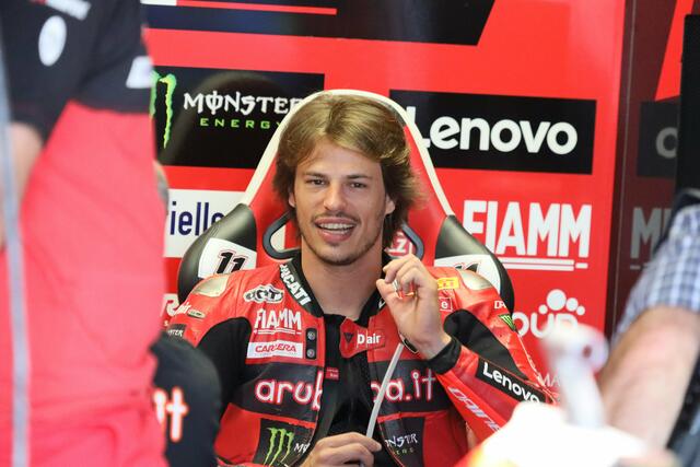 Nicolo Bulega/Ducati  kämpfte bis zum Schluss um den Titel gegen Razgatlioglu  | Foto: Reuschel ( moto - foto )