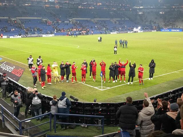 Auf Schalke hatten die FCK-Fans und die Spieler guten Grund zum Feiern nach dem Spiel | Foto: Frieder Mathis/gratis