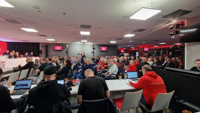 Knapp 300 Mitglieder waren in Präsenz bei der JHV. Online waren es mehr als 1200. | Foto: Ralf Vester