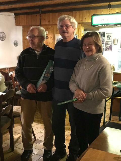 PWV-Vorsitzender Gunther Hilgert mit Hans und Brigitte Schäfer  | Foto: PWV Traude Kuntz