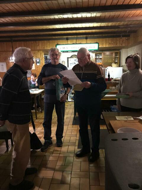 Ehrung für Ehepaar Brigitte und Hans Schäfer, in der Mitte PWV-Vorsitzender Gunther Hilgert und Seniorenwart Horst Wiesen bei der Laudatio   | Foto: PWV Traude Kuntz