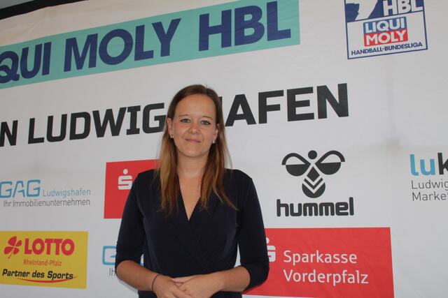 Nach dem Heimspiel wird die Eulen-Geschäftsführerin Lisa Heßler verabschiedet | Foto: Michael Sonnick