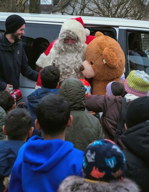 Santa steigt aus dem Auto im SOS-Kinderdorf Asternweg aus, links erkenntlich Janne Bach vom Erlebnishof Gerhardsbrunn | Foto: red