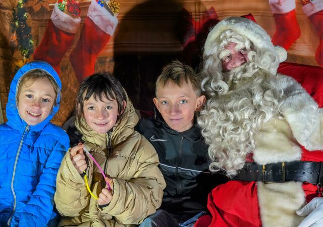 „Weihnachtsmann“ Stefan Mai zusammen mit Kindern des SOS-Kinderdorf | Foto: red