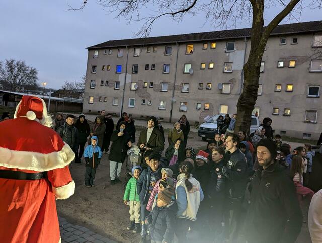 Damit leuchteten alle Kinderherzen in der „kalten grauen tristen Umgebung vom Asternweg“ zwischen den Häusern und eine herzliche weihnachtliche Wärme erfüllte den Ort. | Foto: red