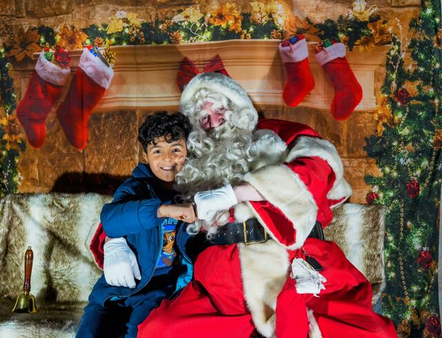 „Weihnachtsmann“ Stefan Mai zusammen mit Kindern des SOS-Kinderdorf | Foto: red