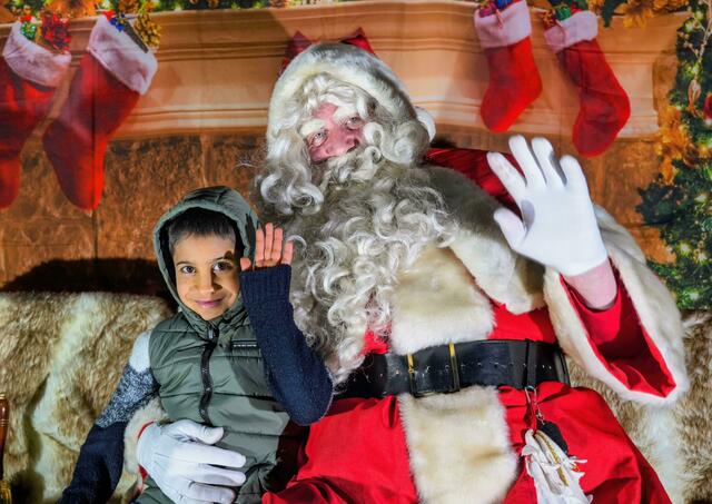 „Weihnachtsmann“ Stefan Mai zusammen mit Kindern des SOS-Kinderdorf | Foto: red