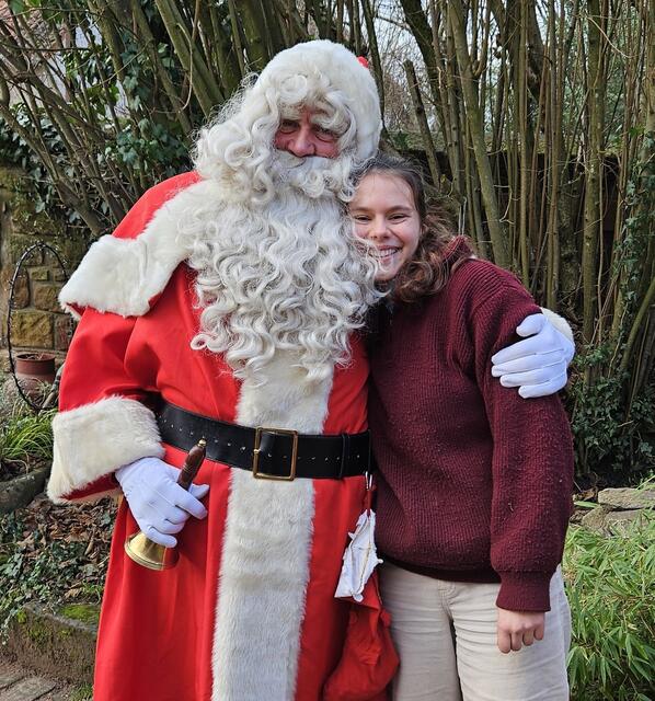 Santa mit Kathrin Lantzsch, absolviert von August 2024-August 2025 ihren Bundesfreiwilligen Dienst auf dem Erlebnishof Gerhardsbrunn | Foto: red