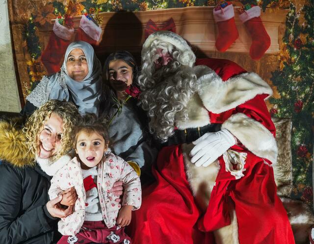 „Weihnachtsmann“ Stefan Mai zusammen mit Kindern des SOS-Kinderdorf | Foto: red