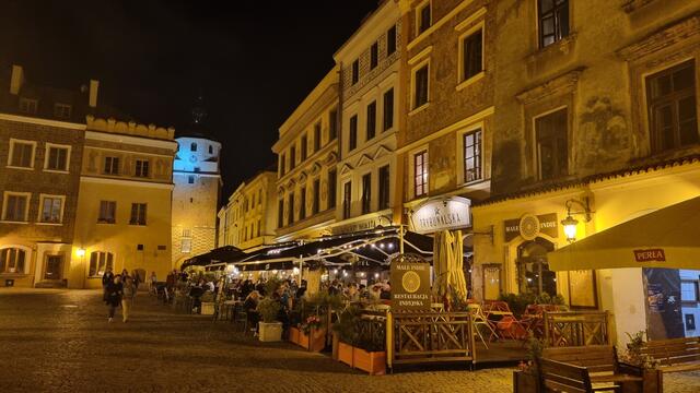  Die Plätze in der Altstadt sind auch abends beliebte Treffpunkte | Foto: © www.jowapress.de