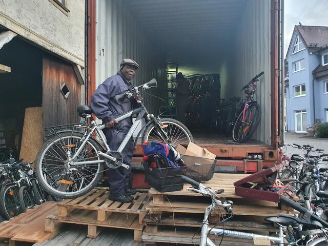 Beim Verladen der Fahrräder und mehr | Foto: Gabriele Bansah