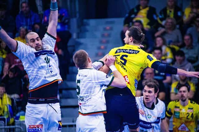 Harter Zweikampf Rasmu Meyer Ejlersen-Olle Forsell Schefvert  | Foto: Wolfgang Neuberth