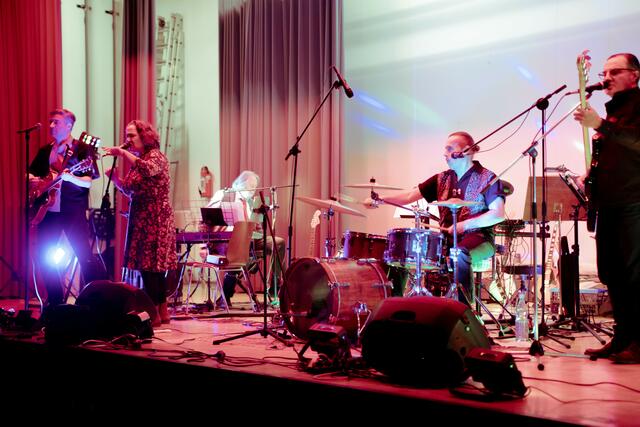 „Suitcase of Grace“ mit ihrer Frontfrau, Neapolitanerin Silvia Subosco  | Foto: Wolfgang Neuberth