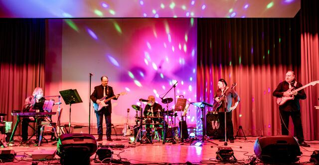 Die Thunderbirds : Gerhard Mayer (Solo Gitarre)
Rolf Lochbühler (Bass)
Günther Klingel (Schlagzeug)
Rolli Germann (Gitarre, Gesang)
Joachim Schäfer (Keyboard, Gesang) | Foto: Wolfgang Neuberth