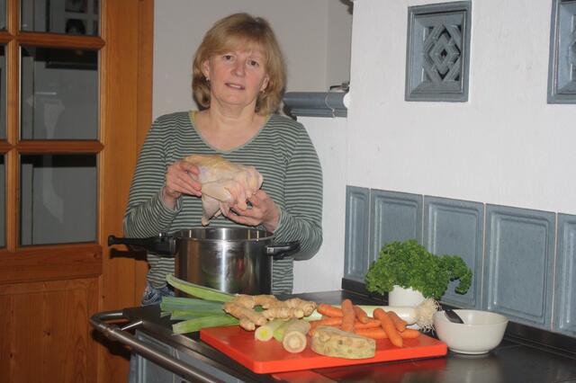 Andrea Koch schwört auf das traditionelle Rezept ihrer Großmutter
 | Foto: Hannelore Schäfer