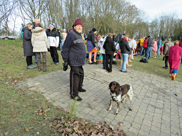 Jürgen Scherrer mit seinem ausgebildeten Wasserrettungshund | Foto: Brigitte Melder