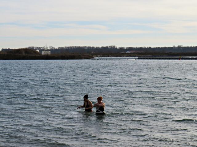 Waren schon vor dem Ansturm drin | Foto: Brigitte Melder