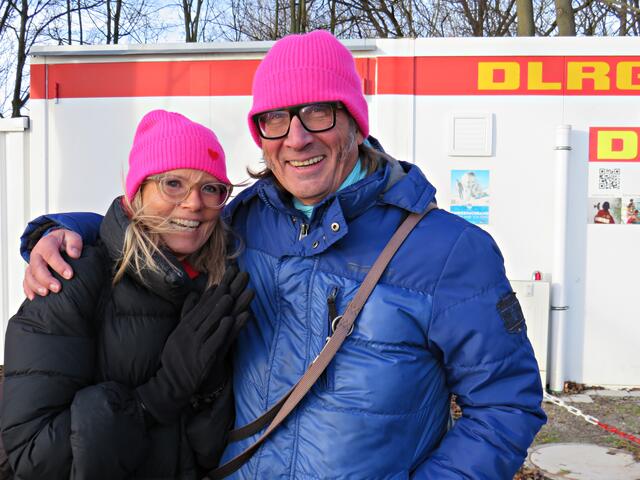 Zu schön diese rosa Mützen. Wegen Uwe Rehren startete man das Neujahrsschwimmen. | Foto: Brigitte Melder