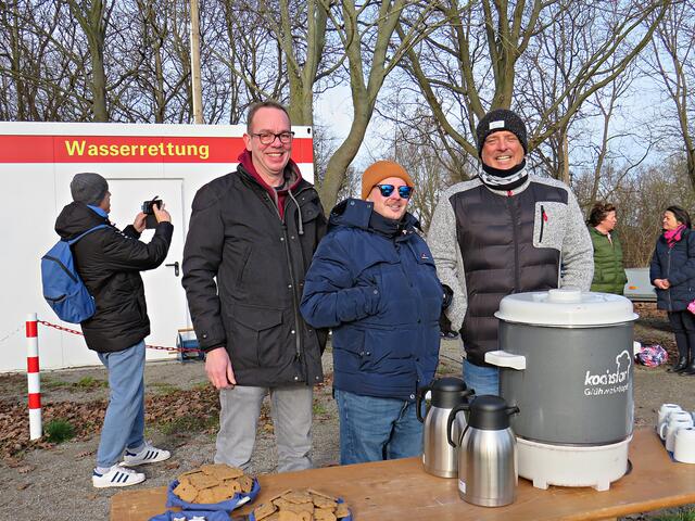 Simon Schneider, Benny Stett und Volker Knörr hatten für heißen Glühwein gesorgt | Foto: Brigitte Melder