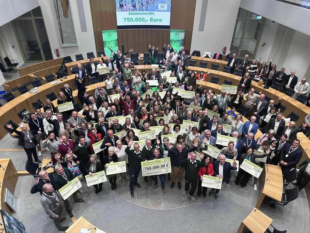 Spendenübergabe im RLP Landtag | Foto: Rolf H. Epple